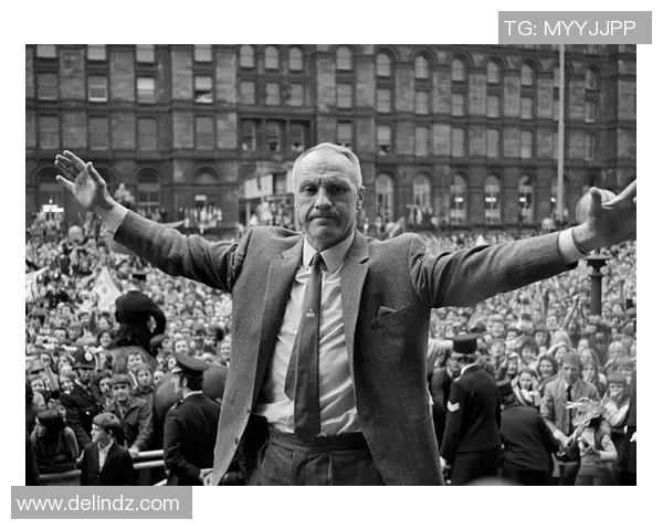 足球巨星退役后的转型之路从教练到商界开拓者的多元发展探索 足球巨星退役后的转型之路从教练到商界开拓者的多元发展探索