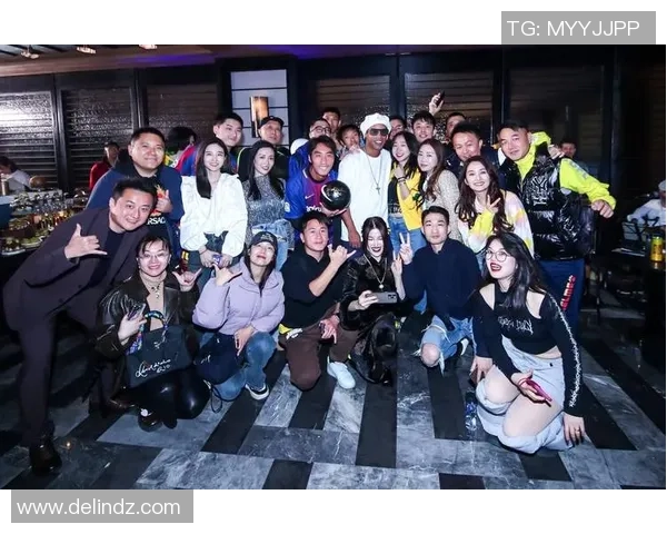 足球球星与酒吧约会夜：激情碰撞与浪漫邂逅的故事